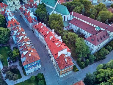 Varşova 'nın en eski bölgesi (13. yüzyıl), Kraliyet Şatosu, kare ve Polonya' nın batımında Sigismund III. Sütun 'u üzerinde güzel panoramik hava aracı manzarası (Stare Miasto)
