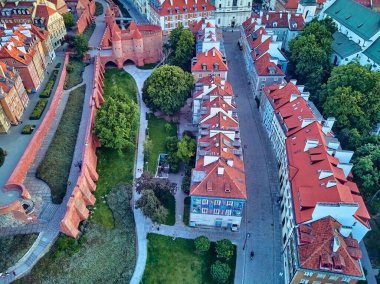 Varşova 'nın en eski bölgesi (13. yüzyıl), Kraliyet Şatosu, kare ve Polonya' nın batımında Sigismund III. Sütun 'u üzerinde güzel panoramik hava aracı manzarası (Stare Miasto)
