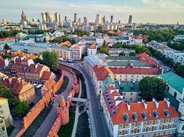 Varşova 'nın en eski bölgesi (13. yüzyıl), Kraliyet Şatosu, kare ve Polonya' nın batımında Sigismund III. Sütun 'u üzerinde güzel panoramik hava aracı manzarası (Stare Miasto)