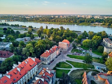 Varşova 'nın en eski bölgesi (13. yüzyıl), Kraliyet Şatosu, kare ve Polonya' nın batımında Sigismund III. Sütun 'u üzerinde güzel panoramik hava aracı manzarası (Stare Miasto)