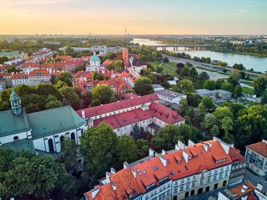Varşova 'nın en eski bölgesi (13. yüzyıl), Kraliyet Şatosu, kare ve Polonya' nın batımında Sigismund III. Sütun 'u üzerinde güzel panoramik hava aracı manzarası (Stare Miasto)