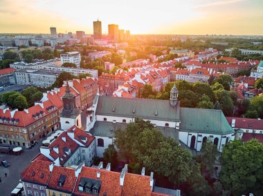 Varşova 'nın en eski bölgesi (13. yüzyıl), Kraliyet Şatosu, kare ve Polonya' nın batımında Sigismund III. Sütun 'u üzerinde güzel panoramik hava aracı manzarası (Stare Miasto)
