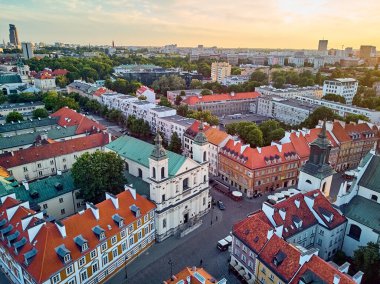 Varşova 'nın en eski bölgesi (13. yüzyıl), Kraliyet Şatosu, kare ve Polonya' nın batımında Sigismund III. Sütun 'u üzerinde güzel panoramik hava aracı manzarası (Stare Miasto)