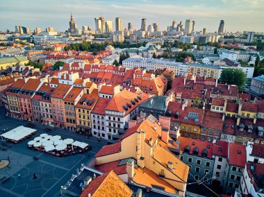Varşova 'nın en eski bölgesi (13. yüzyıl), Kraliyet Şatosu, kare ve Polonya' nın batımında Sigismund III. Sütun 'u üzerinde güzel panoramik hava aracı manzarası (Stare Miasto)