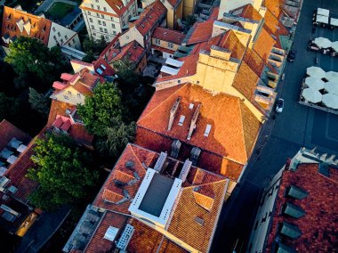 Varşova 'nın en eski bölgesi (13. yüzyıl), Kraliyet Şatosu, kare ve Polonya' nın batımında Sigismund III. Sütun 'u üzerinde güzel panoramik hava aracı manzarası (Stare Miasto)