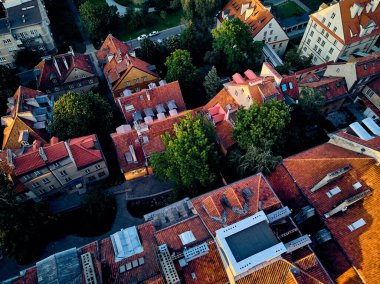 Varşova 'nın en eski bölgesi (13. yüzyıl), Kraliyet Şatosu, kare ve Polonya' nın batımında Sigismund III. Sütun 'u üzerinde güzel panoramik hava aracı manzarası (Stare Miasto)