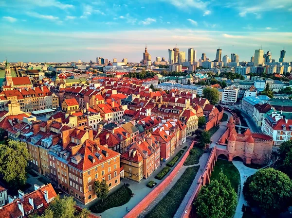 华沙老城 Stare Miasto 华沙最古老的地区 13世纪 皇家城堡 广场和日落时的西吉斯蒙德三世瓦萨柱上美丽的全景无人驾驶飞机景观 — 图库照片