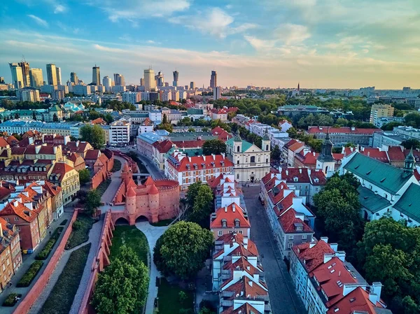 Varşova 'nın en eski bölgesi (13. yüzyıl), Kraliyet Şatosu, kare ve Polonya' nın batımında Sigismund III. Sütun 'u üzerinde güzel panoramik hava aracı manzarası (Stare Miasto)