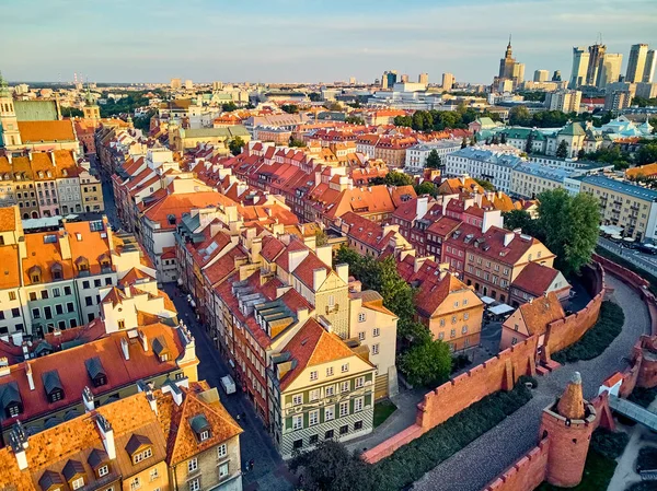 ワルシャワ旧市街 Stare Miasto の美しいパノラマの空中ドローンビュー ワルシャワ最古の地区 13世紀 ロイヤル城 ポーランドの日没でSigismund Iii Vasaの列 — ストック写真