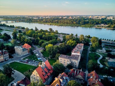Varşova 'nın en eski bölgesi (13. yüzyıl), Kraliyet Şatosu, kare ve Polonya' nın batımında Sigismund III. Sütun 'u üzerinde güzel panoramik hava aracı manzarası (Stare Miasto)