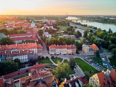 Varşova 'nın en eski bölgesi (13. yüzyıl), Kraliyet Şatosu, kare ve Polonya' nın batımında Sigismund III. Sütun 'u üzerinde güzel panoramik hava aracı manzarası (Stare Miasto)