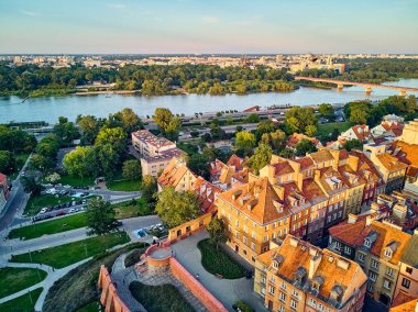 Varşova 'nın en eski bölgesi (13. yüzyıl), Kraliyet Şatosu, kare ve Polonya' nın batımında Sigismund III. Sütun 'u üzerinde güzel panoramik hava aracı manzarası (Stare Miasto)