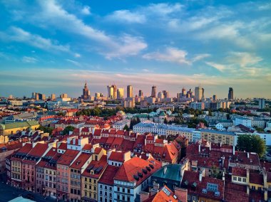 Varşova 'nın en eski bölgesi (13. yüzyıl), Kraliyet Şatosu, kare ve Polonya' nın batımında Sigismund III. Sütun 'u üzerinde güzel panoramik hava aracı manzarası (Stare Miasto)