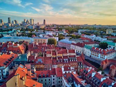 Varşova 'nın en eski bölgesi (13. yüzyıl), Kraliyet Şatosu, kare ve Polonya' nın batımında Sigismund III. Sütun 'u üzerinde güzel panoramik hava aracı manzarası (Stare Miasto)