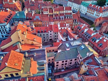 Varşova 'nın en eski bölgesi (13. yüzyıl), Kraliyet Şatosu, kare ve Polonya' nın batımında Sigismund III. Sütun 'u üzerinde güzel panoramik hava aracı manzarası (Stare Miasto)