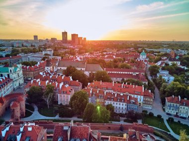 Varşova 'nın en eski bölgesi (13. yüzyıl), Kraliyet Şatosu, kare ve Polonya' nın batımında Sigismund III. Sütun 'u üzerinde güzel panoramik hava aracı manzarası (Stare Miasto)
