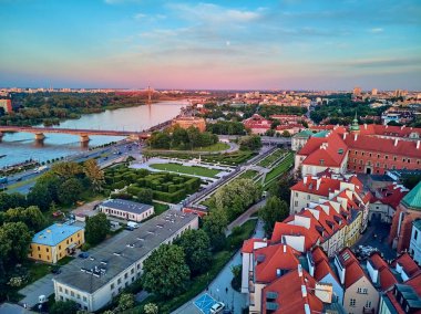 Varşova 'nın en eski bölgesi (13. yüzyıl), Kraliyet Şatosu, kare ve Polonya' nın batımında Sigismund III. Sütun 'u üzerinde güzel panoramik hava aracı manzarası (Stare Miasto)