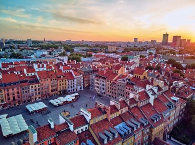 Varşova 'nın en eski bölgesi (13. yüzyıl), Kraliyet Şatosu, kare ve Polonya' nın batımında Sigismund III. Sütun 'u üzerinde güzel panoramik hava aracı manzarası (Stare Miasto)