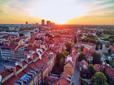 Varşova 'nın en eski bölgesi (13. yüzyıl), Kraliyet Şatosu, kare ve Polonya' nın batımında Sigismund III. Sütun 'u üzerinde güzel panoramik hava aracı manzarası (Stare Miasto)