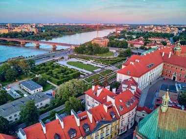 Varşova 'nın en eski bölgesi (13. yüzyıl), Kraliyet Şatosu, kare ve Polonya' nın batımında Sigismund III. Sütun 'u üzerinde güzel panoramik hava aracı manzarası (Stare Miasto)