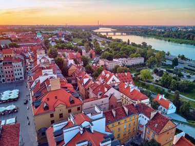 Varşova 'nın en eski bölgesi (13. yüzyıl), Kraliyet Şatosu, kare ve Polonya' nın batımında Sigismund III. Sütun 'u üzerinde güzel panoramik hava aracı manzarası (Stare Miasto)