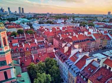 Varşova 'nın en eski bölgesi (13. yüzyıl), Kraliyet Şatosu, kare ve Polonya' nın batımında Sigismund III. Sütun 'u üzerinde güzel panoramik hava aracı manzarası (Stare Miasto)