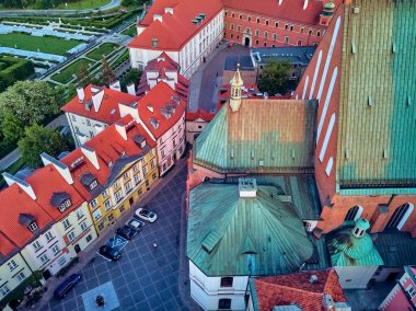 Varşova 'nın en eski bölgesi (13. yüzyıl), Kraliyet Şatosu, kare ve Polonya' nın batımında Sigismund III. Sütun 'u üzerinde güzel panoramik hava aracı manzarası (Stare Miasto)