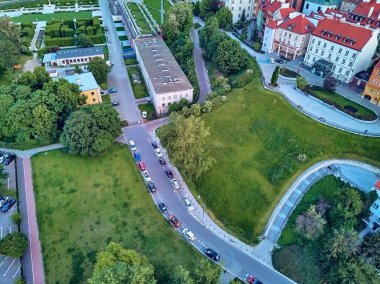 Varşova 'nın en eski bölgesi (13. yüzyıl), Kraliyet Şatosu, kare ve Polonya' nın batımında Sigismund III. Sütun 'u üzerinde güzel panoramik hava aracı manzarası (Stare Miasto)
