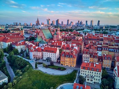 Varşova 'nın en eski bölgesi (13. yüzyıl), Kraliyet Şatosu, kare ve Polonya' nın batımında Sigismund III. Sütun 'u üzerinde güzel panoramik hava aracı manzarası (Stare Miasto)