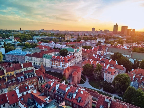 ワルシャワ旧市街 Stare Miasto の美しいパノラマの空中ドローンビュー ワルシャワ最古の地区 13世紀 ロイヤル城 ポーランドの日没でSigismund Iii Vasaの列 — ストック写真