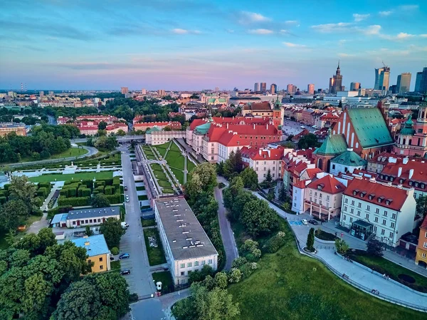 Varşova 'nın en eski bölgesi (13. yüzyıl), Kraliyet Şatosu, kare ve Polonya' nın batımında Sigismund III. Sütun 'u üzerinde güzel panoramik hava aracı manzarası (Stare Miasto)