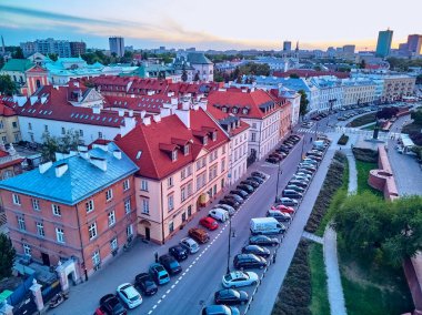 Varşova 'nın en eski bölgesi (13. yüzyıl), Kraliyet Şatosu, kare ve Polonya' nın batımında Sigismund III. Sütun 'u üzerinde güzel panoramik hava aracı manzarası (Stare Miasto)