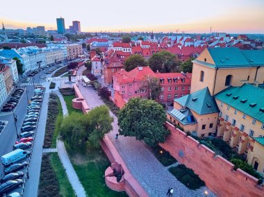 Varşova 'nın en eski bölgesi (13. yüzyıl), Kraliyet Şatosu, kare ve Polonya' nın batımında Sigismund III. Sütun 'u üzerinde güzel panoramik hava aracı manzarası (Stare Miasto)