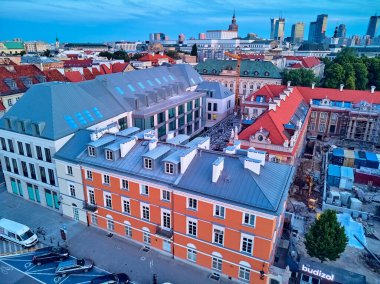 Varşova 'nın en eski bölgesi (13. yüzyıl), Kraliyet Şatosu, kare ve Polonya' nın batımında Sigismund III. Sütun 'u üzerinde güzel panoramik hava aracı manzarası (Stare Miasto)