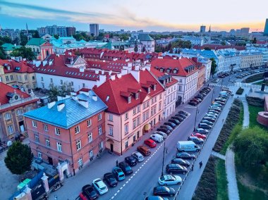 Varşova 'nın en eski bölgesi (13. yüzyıl), Kraliyet Şatosu, kare ve Polonya' nın batımında Sigismund III. Sütun 'u üzerinde güzel panoramik hava aracı manzarası (Stare Miasto)