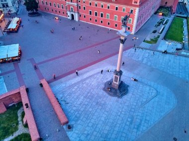 Varşova 'nın en eski bölgesi (13. yüzyıl), Kraliyet Şatosu, kare ve Polonya' nın batımında Sigismund III. Sütun 'u üzerinde güzel panoramik hava aracı manzarası (Stare Miasto)