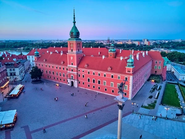华沙老城 Stare Miasto 华沙最古老的地区 13世纪 皇家城堡 广场和日落时的西吉斯蒙德三世瓦萨柱上美丽的全景无人驾驶飞机景观 — 图库照片