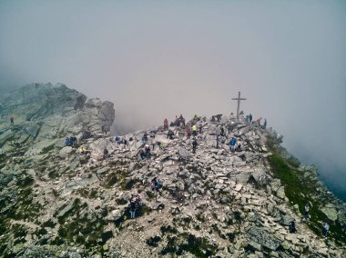 Ulusal Park Lisesi Tatra, Predne Solisko 'daki dağın güzel panoramik hava aracı görüntüsü. Kuzey Slovakya, Avrupa, AB. Güzel dünya. Rysy - Polonya ile Slovakya ve AB arasındaki dağ