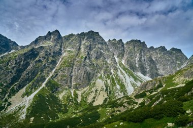 National Park High Tatra 'daki dağın güzel panoramik hava aracı görüntüsü. Kuzey Slovakya, Avrupa, AB. Güzel dünya.