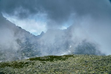 National Park High Tatra 'daki dağın güzel panoramik hava aracı görüntüsü. Kuzey Slovakya, Avrupa, AB. Güzel dünya.