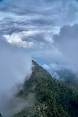 National Park High Tatra 'daki dağın güzel panoramik hava aracı görüntüsü. Kuzey Slovakya, Avrupa, AB. Güzel dünya. Rysy - Polonya ile Slovakya ve AB arasındaki dağ.