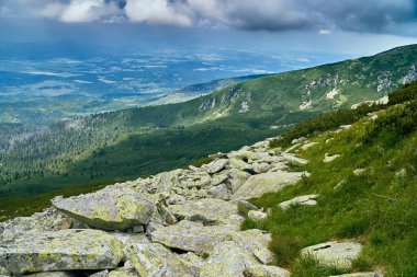 National Park High Tatra 'daki dağın güzel panoramik hava aracı görüntüsü. Kuzey Slovakya, Avrupa, AB. Güzel dünya.