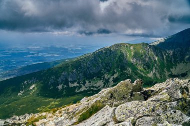 National Park High Tatra 'daki dağın güzel panoramik hava aracı görüntüsü. Kuzey Slovakya, Avrupa, AB. Güzel dünya.