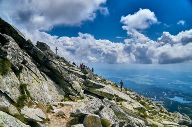National Park High Tatra 'daki dağın güzel panoramik hava aracı görüntüsü. Kuzey Slovakya, Avrupa, AB. Güzel dünya.