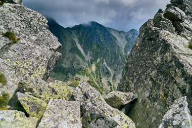 National Park High Tatra 'daki dağın güzel panoramik hava aracı görüntüsü. Kuzey Slovakya, Avrupa, AB. Güzel dünya.