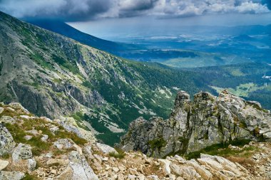 Strbske Pleso Gölü 'nün güzel panoramik manzarası, Slovakya' nın kuzeyindeki High Tatras, Avrupa ve AB 'de en sevilen turizm beldesi. Güzel dünya.