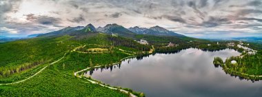 Ulusal Park Lisesi Tatra 'daki dağ gölünün panoramik hava aracı görüntüsü. Strbske pleso, Slovakya, Avrupa, AB. Güzel dünya.