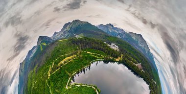 Ulusal Park Lisesi Tatra 'daki dağ gölünün panoramik hava aracı görüntüsü. Strbske pleso, Slovakya, Avrupa, AB. Güzel dünya.