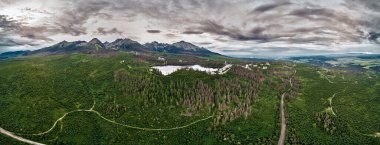Ulusal Park Lisesi Tatra 'daki dağ gölünün panoramik hava aracı görüntüsü. Strbske pleso, Slovakya, Avrupa, AB. Güzel dünya.
