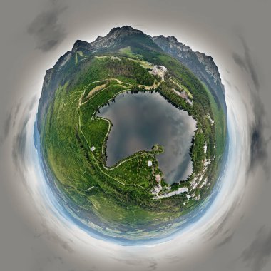 Popradske pleso 'nun güzel panoramik manzarası (bir zamanlar Rybie pleso olarak da bilinir), Slovakya' nın kuzeyindeki High Tatras, Avrupa, AB 'de bulunan bir buzul gölüdür. Güzel dünya.